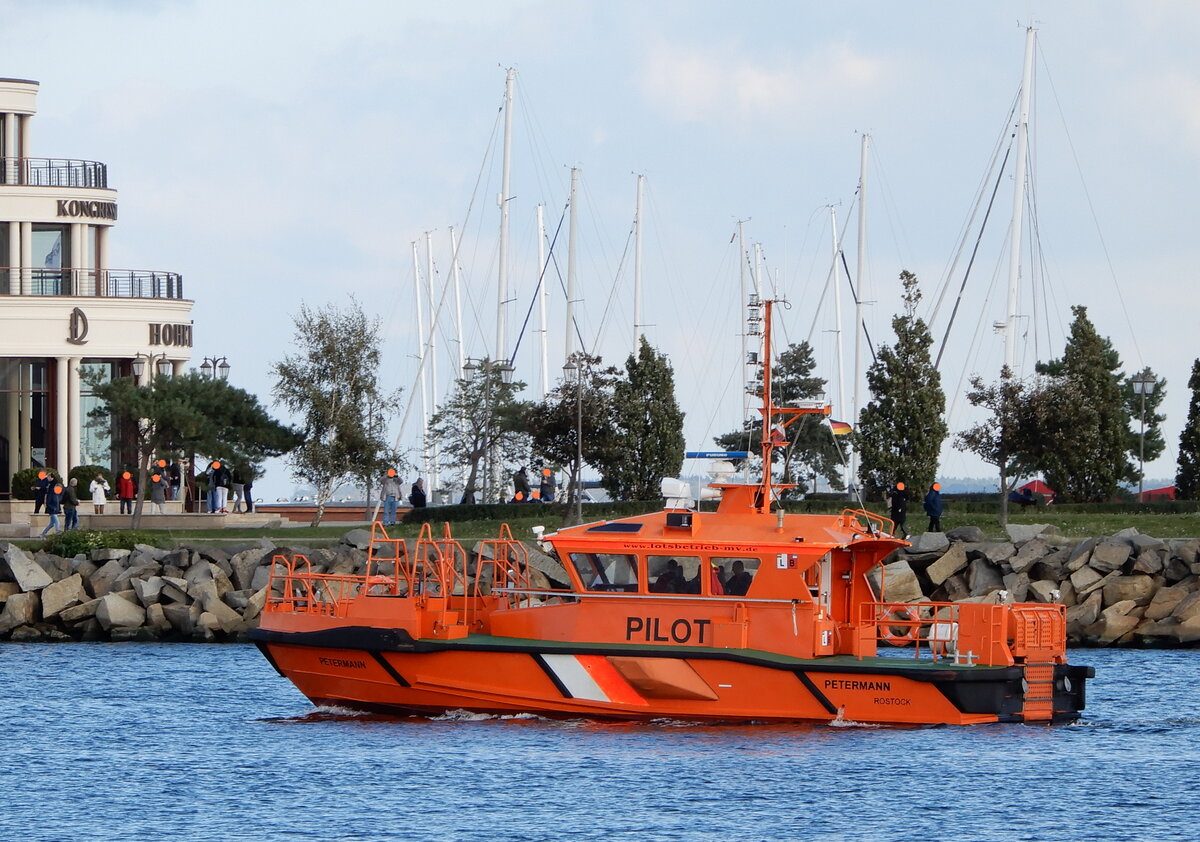 Das 15m lange Lotsenboot PETERMANN am 06.10.21 ausgehend Rostock