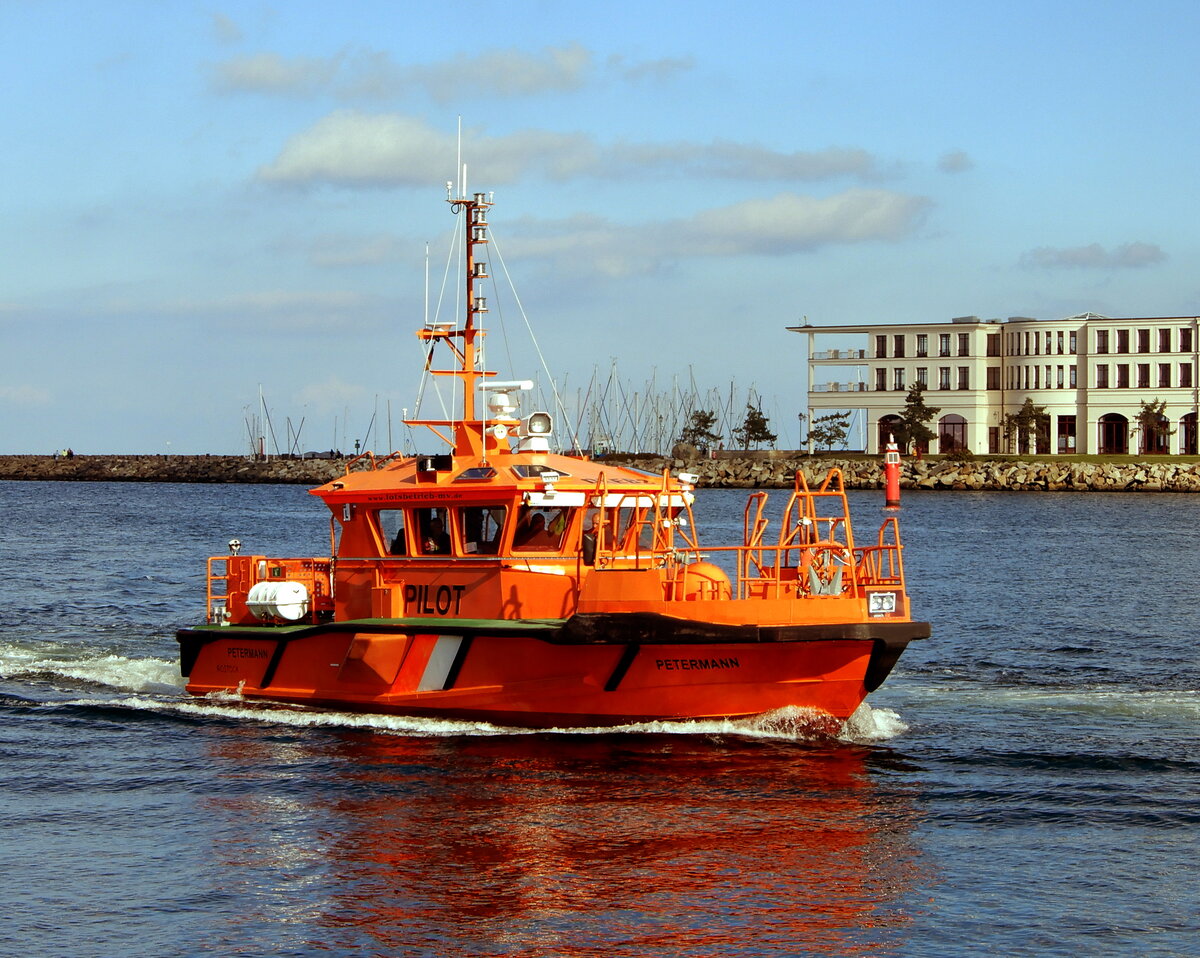 Das 15m lange Lotsenboot PETERMANN am 06.10.21 eingehend Rostock