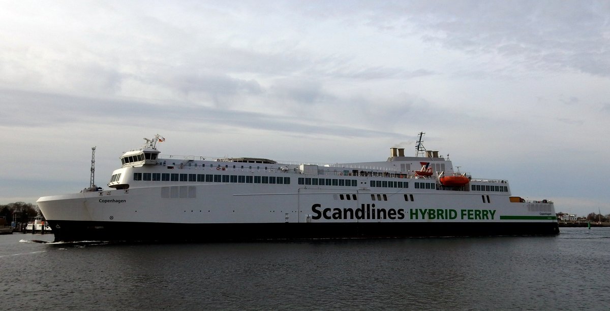 Das 160m lange Fährschiff COPENHAGEN der Reederei Scandlines eingehend Rostock am 08.11.18