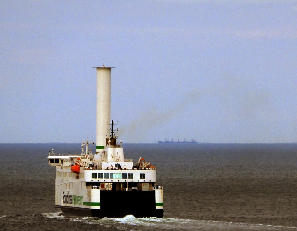 Das 169m lange Fährschiff BERLIN am 20.09.23 ausgehend Rostock