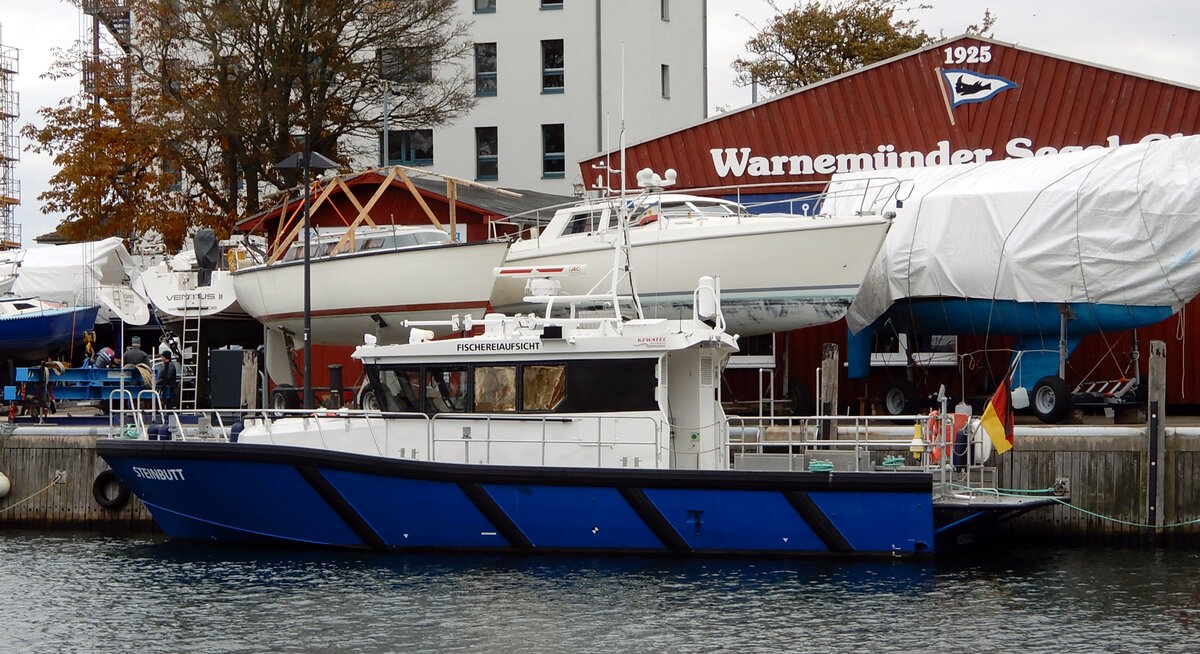 Das 16m lange Behördenboot STEINBUTT der Fischereiaufsicht am 10.11.23 in Rostock