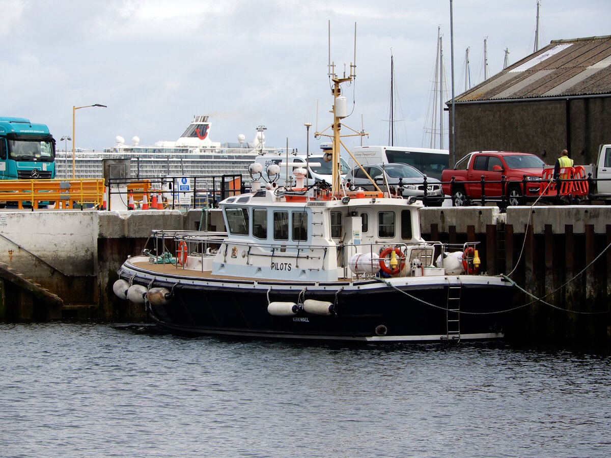 Das 16m lange Lotsenboot SCAPA PIONEER (MMSI:232004749) am 02.06.25 in Kirkwall.