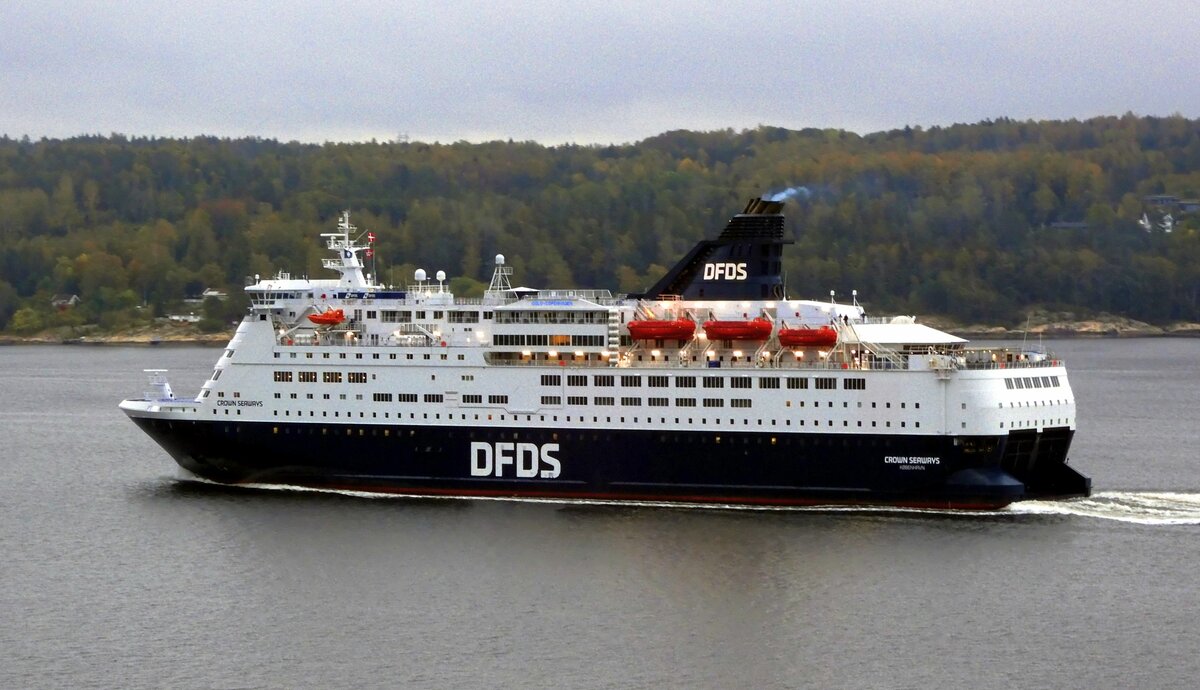 Das 171m lange Fährschiff CROWN SEAWAYS der Reederei DFDS am 28.09.23 im Oslofjord