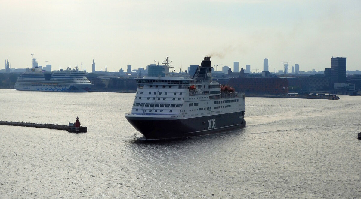 Das 171m lange Fährschiff CROWN SEAWAYS der Reederei DFDS am 29.09.23 in Kopenhagen