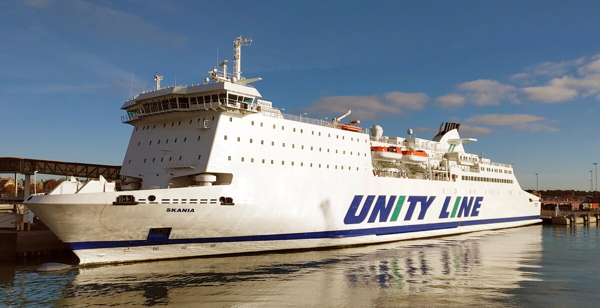 Das 173m lange Fährschiff SKANIA am 20.10.22 in Ystad