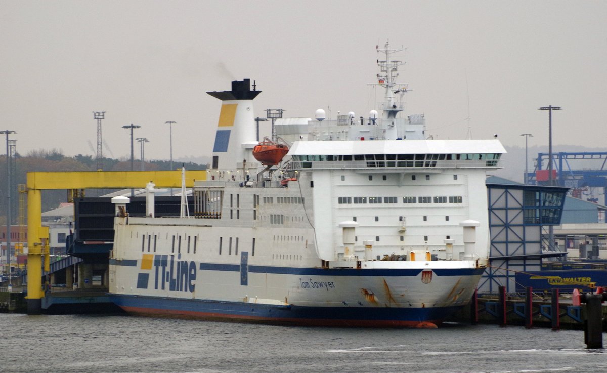 Das 177m lange Fährschiff Tom Sawyer am 10.11.17 im Fährhafen Rostock