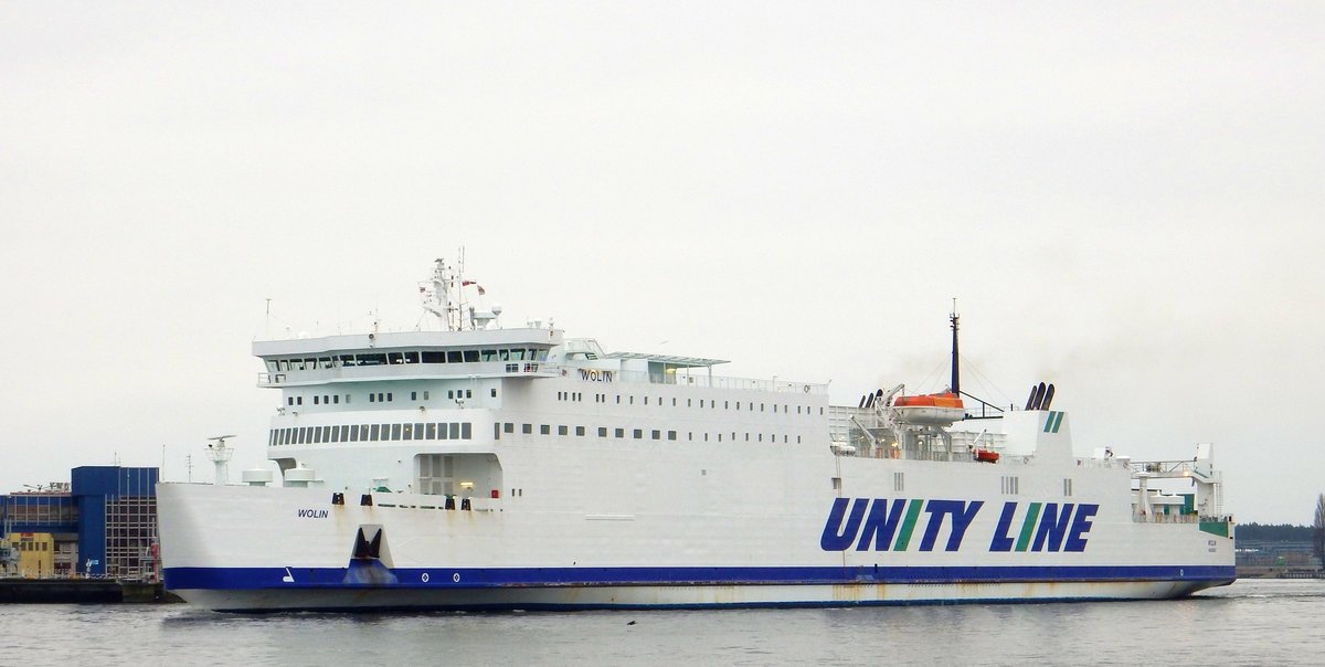 Das 189m lange Fährschiff WOLIN der UNITY LINE am 23.03.18 in Swinemünde (Polen)