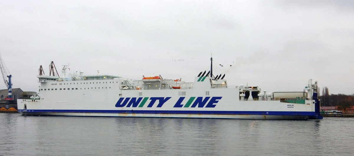 Das 189m lange Fährschiff WOLIN der UNITY LINE am 23.03.18 in Swinemünde (Polen)