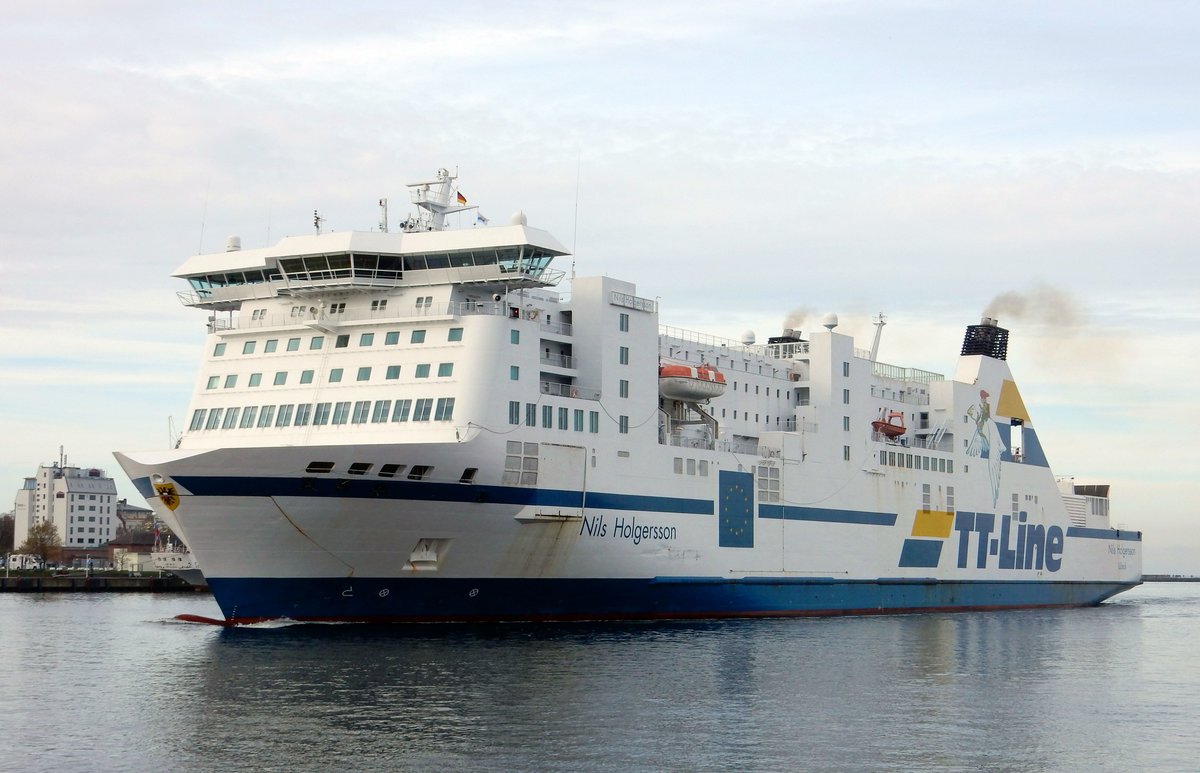 Das 191m lange RoPax Fährschiff Nils Holgersson am 08.11.19 in Rostock