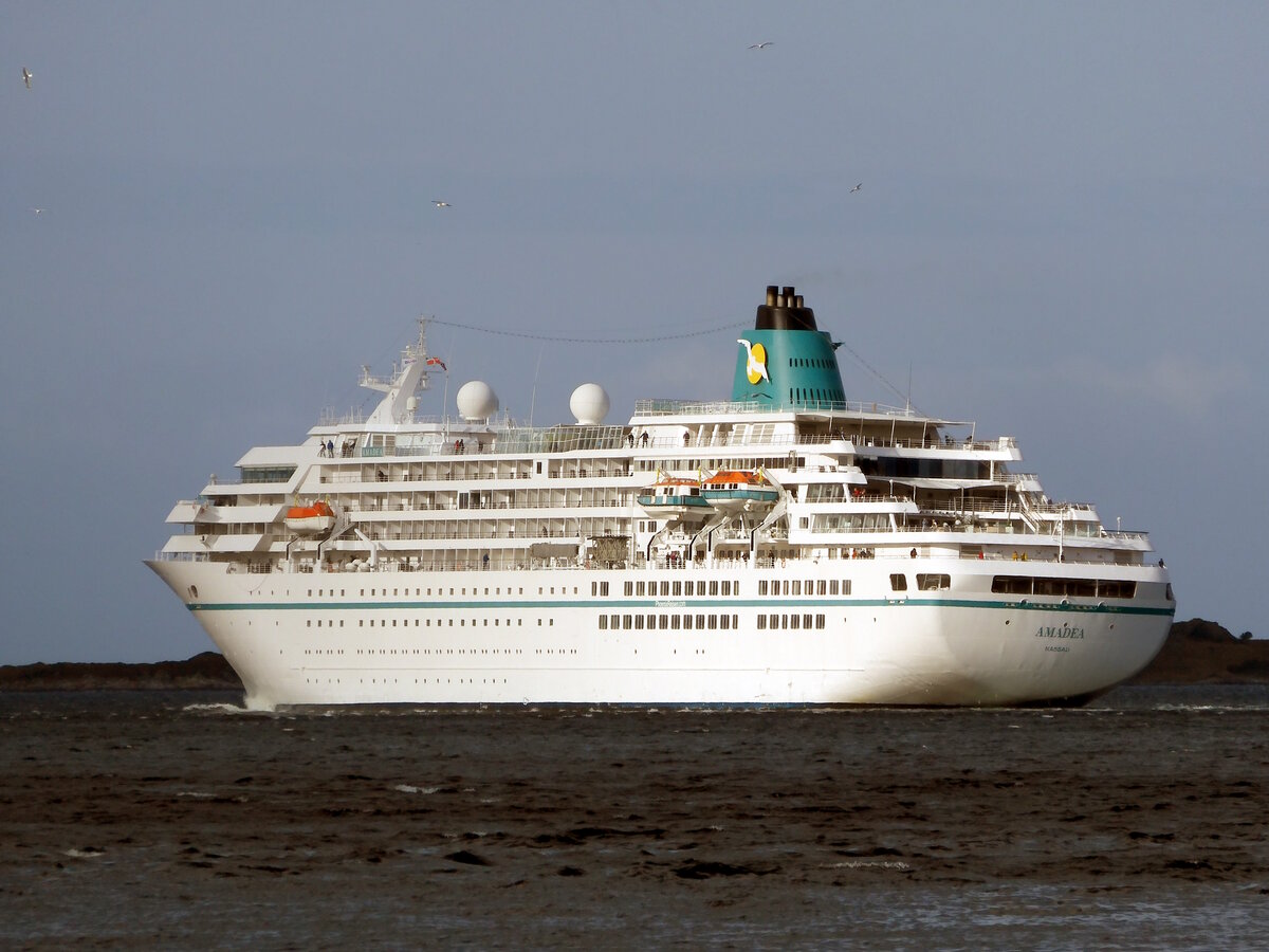 Das 192m lange Kreuzfahrtschiff AMADEA am 25.09.23 in Alesund