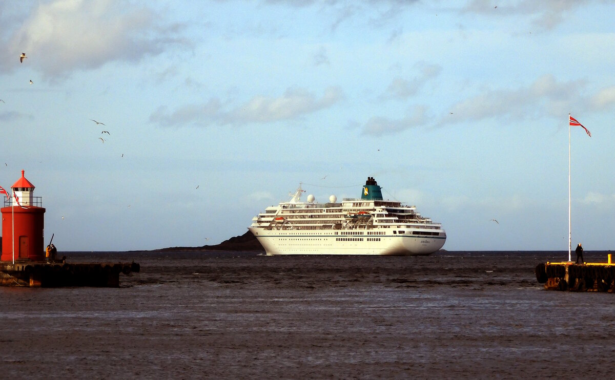 Das 192m lange Kreuzfahrtschiff AMADEA am 25.09.23 in Alesund