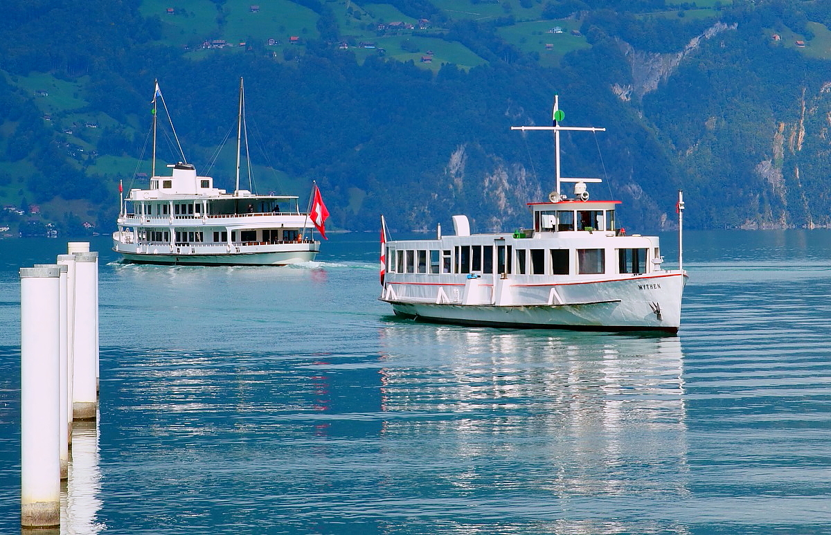 Das 1931 gebaute Motorschiff MYTHEN läuft am 17.09.2016 in Flüelen/Vierwaldstättersee ein, im Hintergrund das Motorschiff SCHWYZ