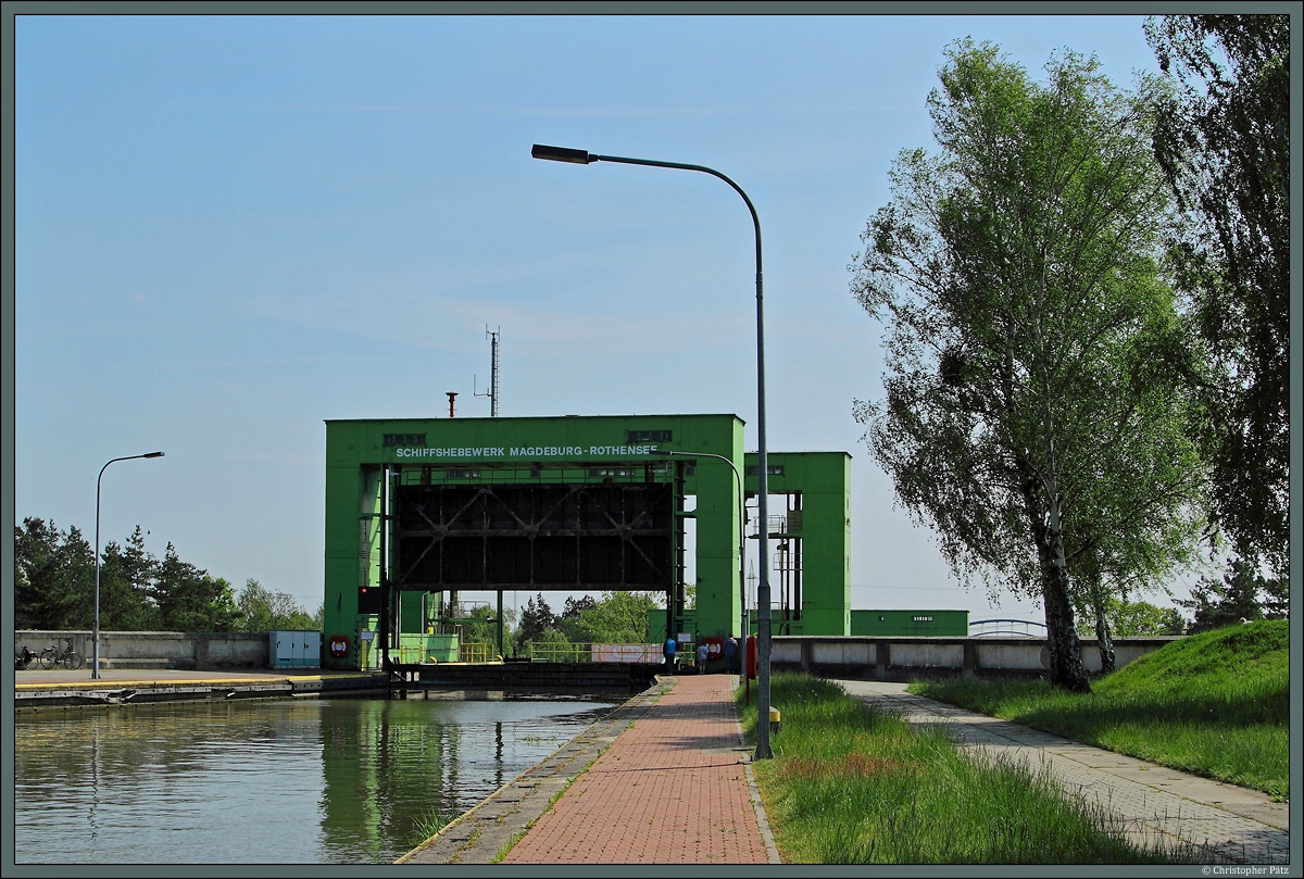 Das 1938 errichtete Schiffshebewerk Magdeburg-Rothensee verbindet den Mittellandkanal mit der Elbe. In einem beweglichen Trog können die Schiffe den Höhenunterschied von etwa 15 m überwinden. Hier ist die Zufahrt vom Mittellandkanal zu sehen. Seit 2001 übernimmt die wenige Meter weiter errichtete Sparschleuse Rothensee den Großteil des Schiffsverkehrs. (27.04.2014)