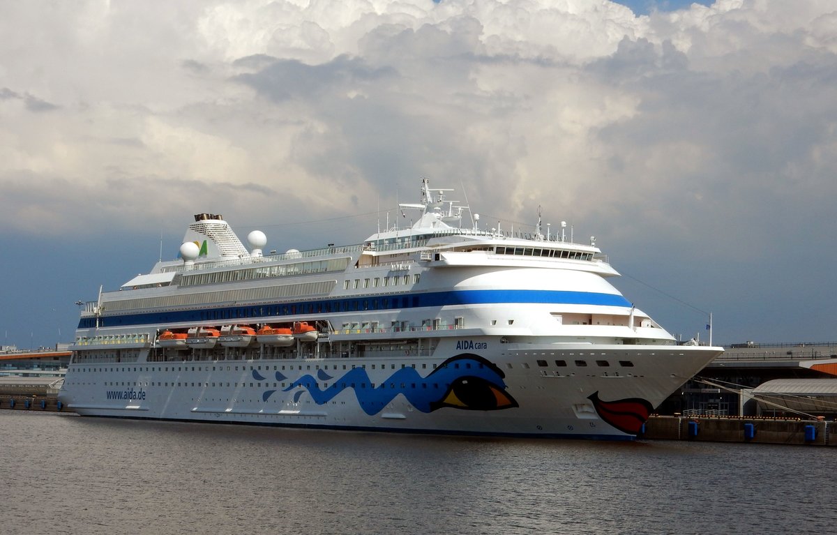 Das 193m lange Kreuzfahrtschiff AIDA CARA im Kreuzfahrthafen von St. Petersburg am 18.05.18