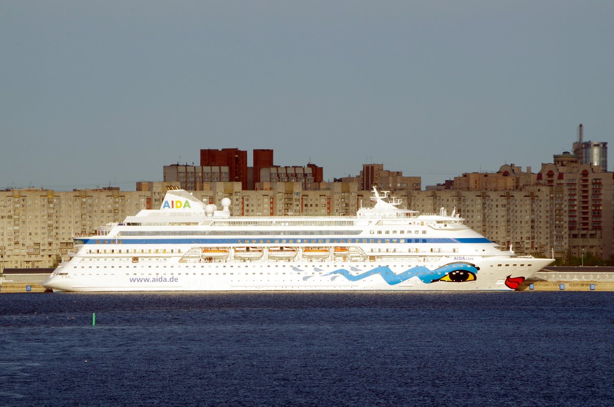 Das 193m lange Kreuzfahrtschiff AIDA CARA im Kreuzfahrthafen von St. Petersburg am 19.05.18