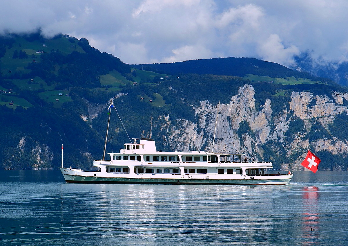 Das 1959 gebaute Motorschiff SCHWYZ verläßt am 17.09.2016 Flüelen/Vierwaldstättersee