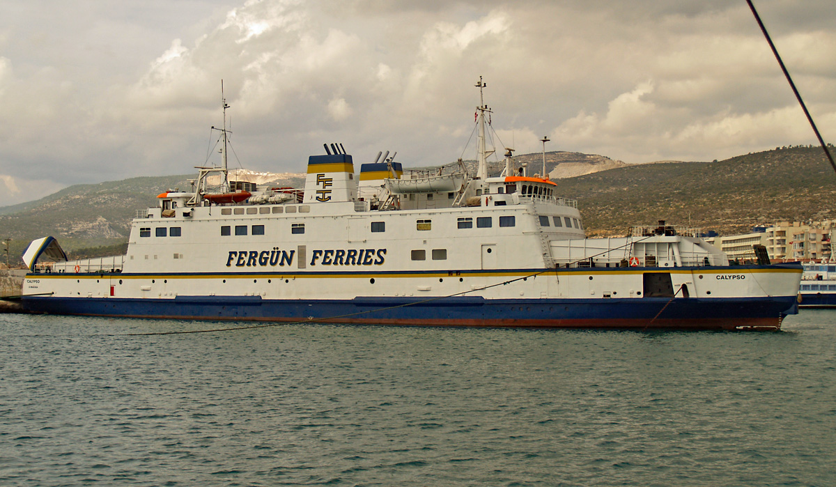 Das 1970 gebaute Fährschiff CALYPSO (imo 7021807) der FERGÜN FERRIES am 20.09.2008 im türkischen Hafen Taşucu, einem Ortsteil von Silifke. Von dort wurde eine Fährverbindung in den türkischen Nordteil von Zypern angeboten. Das Schiff war von 1993 bis 2004 für die Gozo Channel Line zwischen Malta und Gozo unterwegs, wie man an der Bemalung noch unschwer erkennen kann, seit 2012 ist es außer Betrieb.