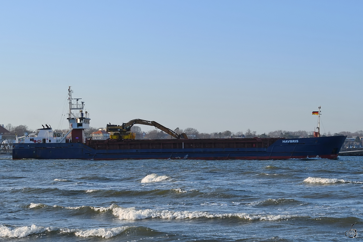 Das 1988 gebaute Frachtschiff HAVBRIS (IMO: 8800157) fährt unter der Flagge von St Vincent & Grenadines. (Priwall, März 2022)