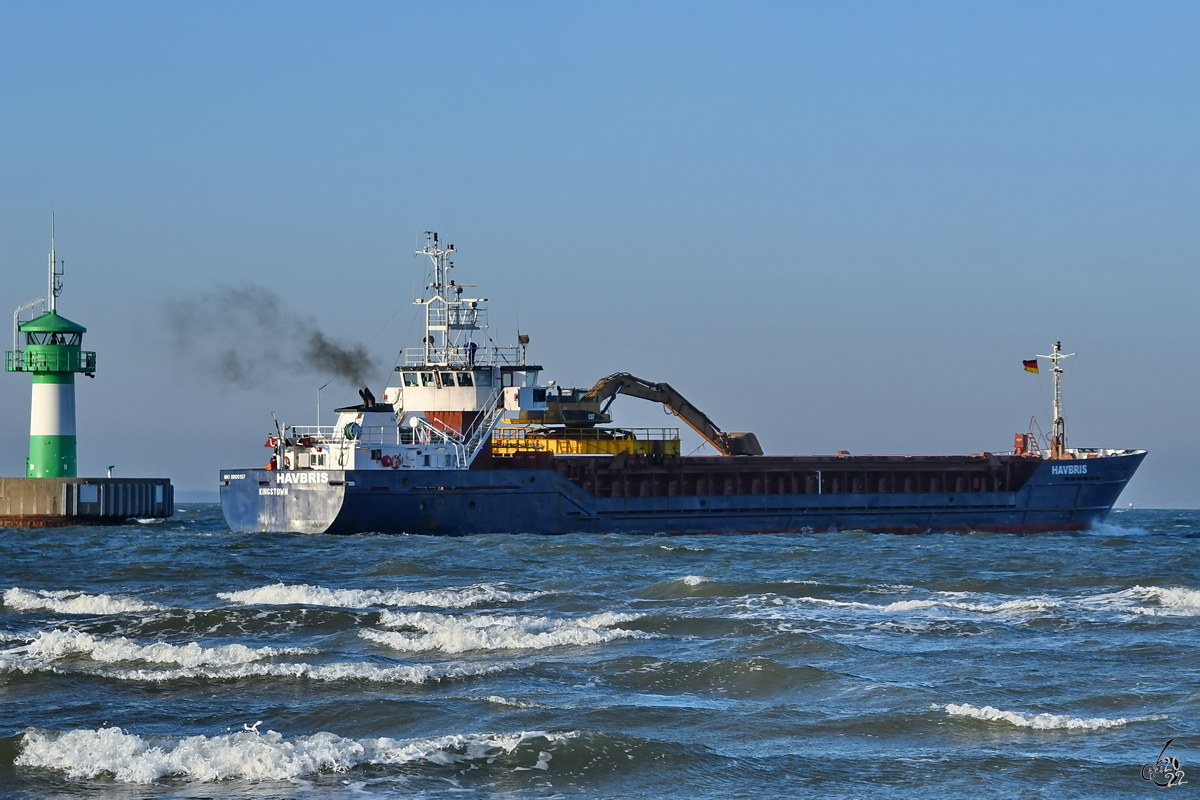 Das 1988 gebaute Frachtschiff HAVBRIS (IMO: 8800157) fährt unter der Flagge von St Vincent & Grenadines. (Priwall, März 2022)