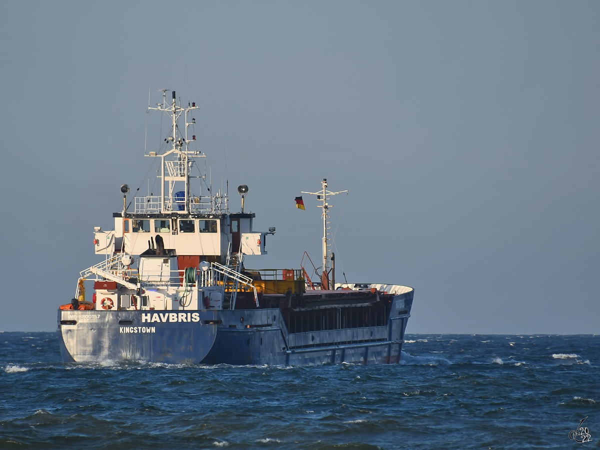 Das 1988 gebaute Frachtschiff HAVBRIS (IMO: 8800157) fährt unter der Flagge von St Vincent & Grenadines. (Priwall, März 2022)