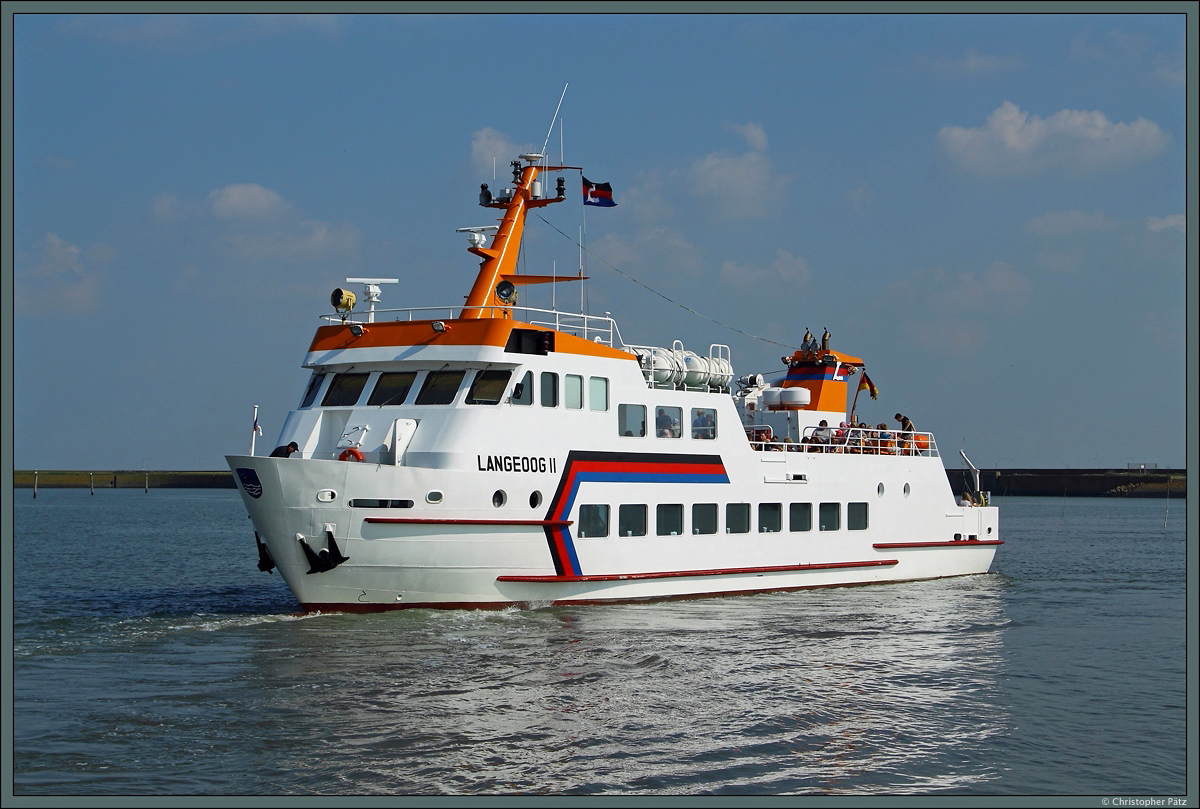 Das 1991 gebaute Seebäderschiff Langeoog II der Schiffahrt der Inselgemeinde Langeoog am 21.08.2015 im namensgebenden Heimathafen.