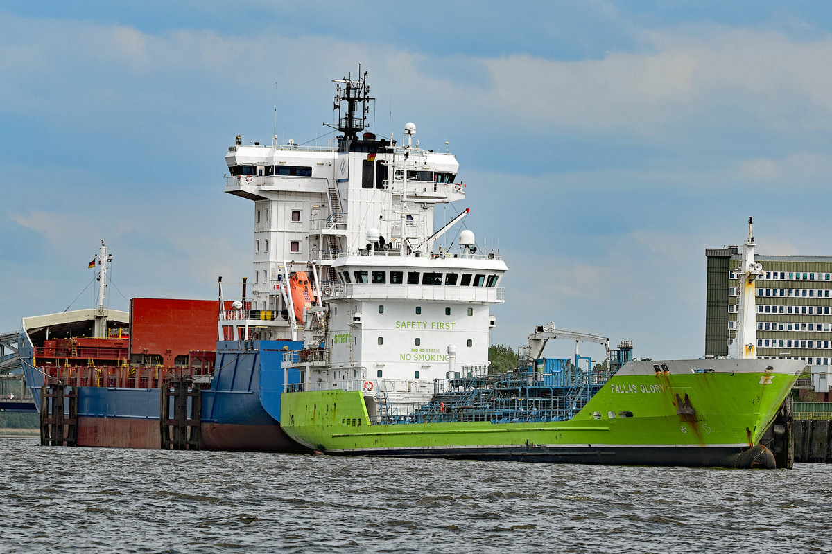 Das 2005 gebaute Bunkerschiff PALLAS GLORY (IMO 9318230) am 27.05.2019 im Hafen von Hamburg