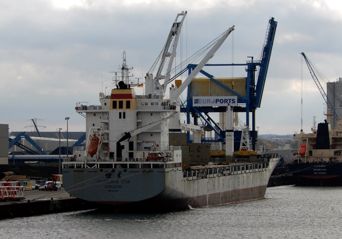 Das 200m lange Mehrzweckfrachtschiff CHIPOLBROK STAR am 08.11.23 in Rostock