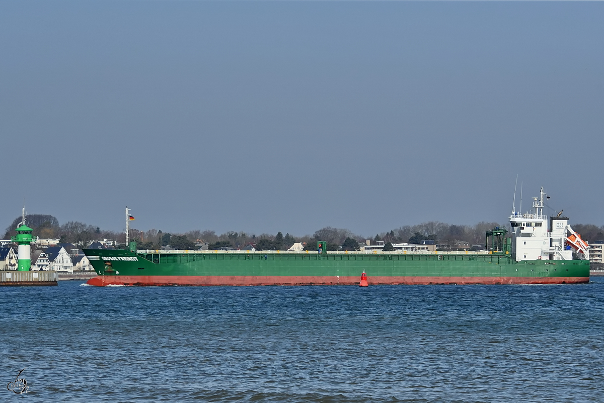 Das 2012 gebaute Frachtschiff GROSSE FREIHEIT (IMO: 9507142) kommt gerade in Travemünde an. (März 2022)