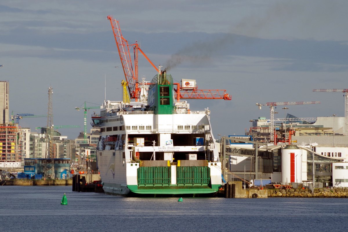 Das 204m lange Fährschiff ULYSSES der Irish Ferries am 03.06.17 im Fährhafen Dublin