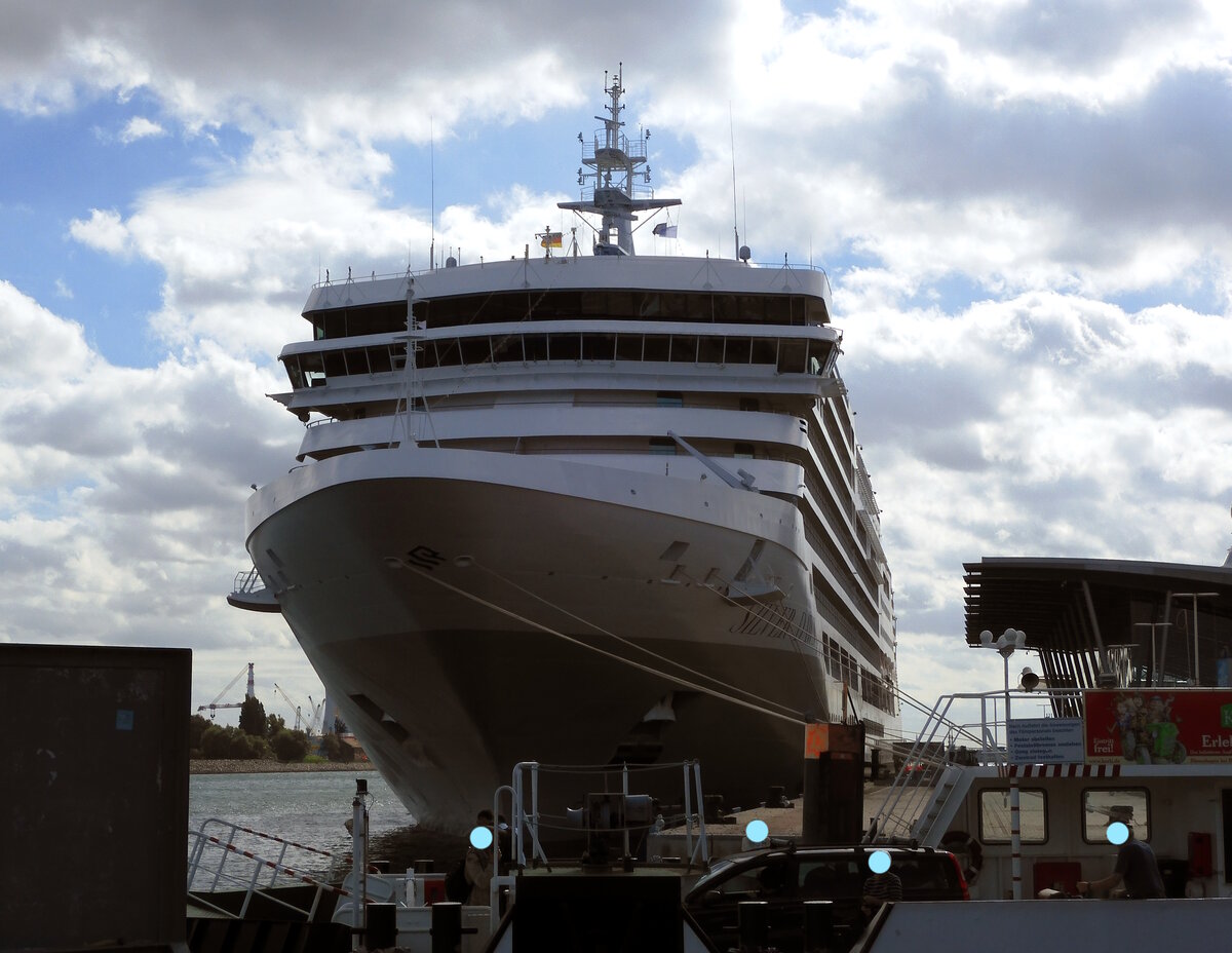 Das 213m lange Kreuzfahrtschiff SILVER DAWN am 20.09.23 in Rostock Warnemünde