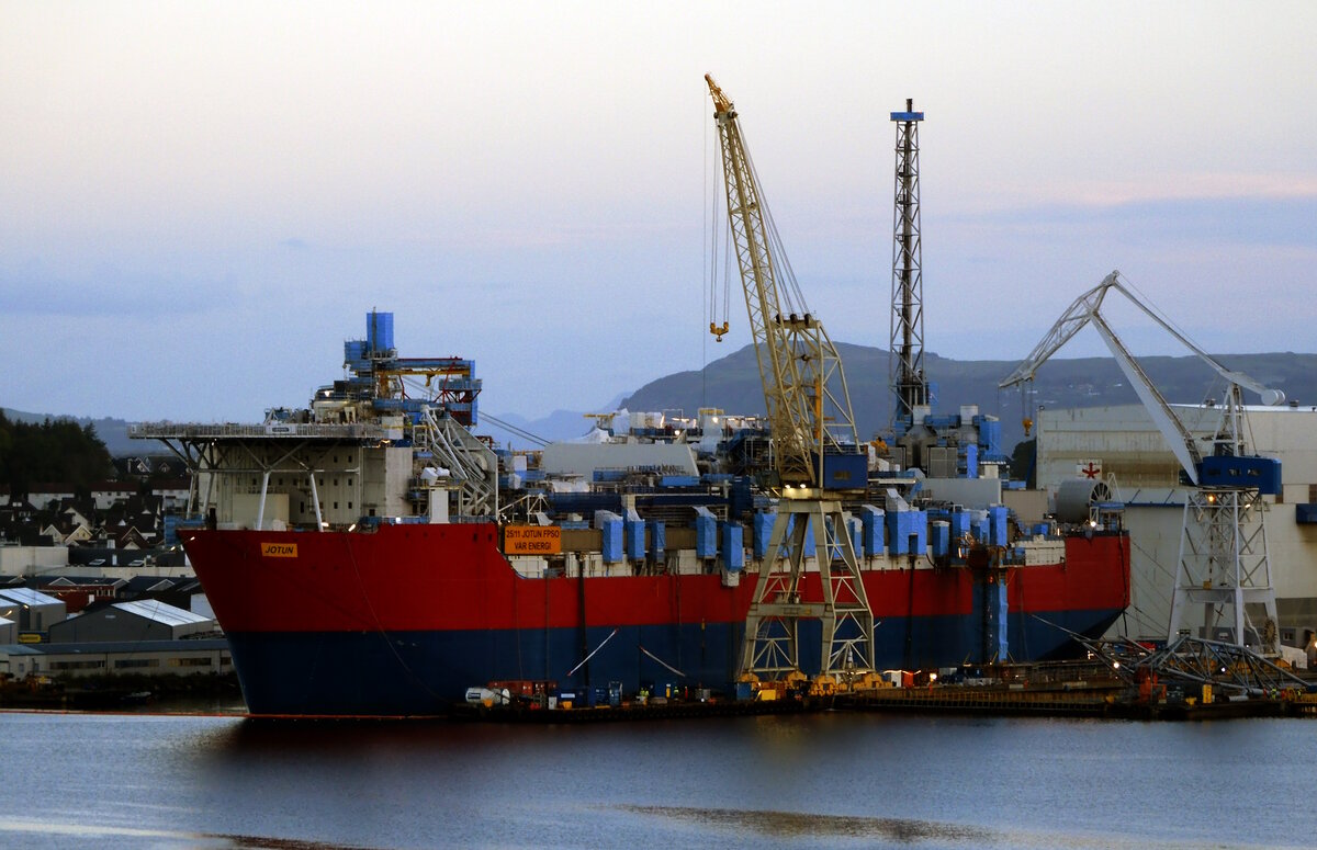 Das 216m lange Offshore Schiff JOTUN A am 22.09.23 in der Werft in Stavanger.