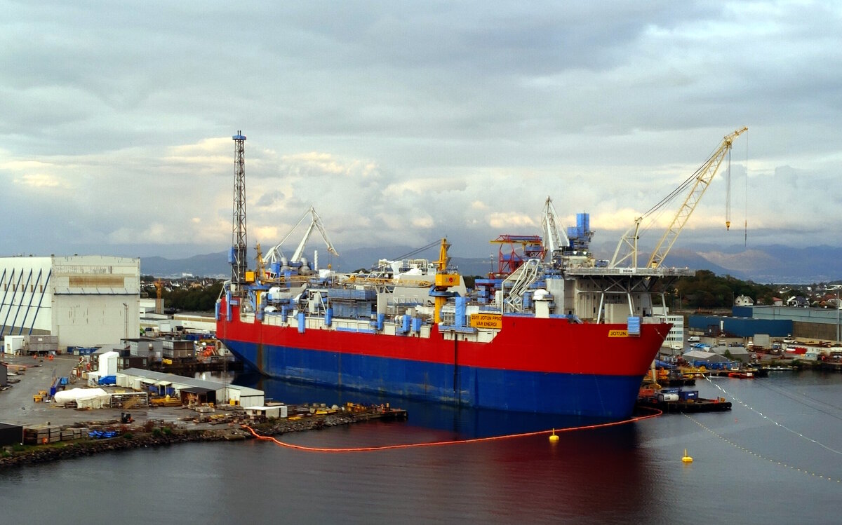 Das 216m lange Offshore Schiff JOTUN A am 22.09.23 in der Werft in Stavanger.