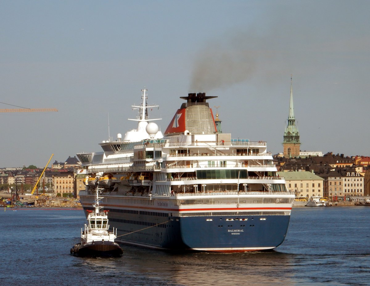 Das 218m lange Kreuzfahrtschiff BALMORAL am 12.05.18 eingehend Stockholm.