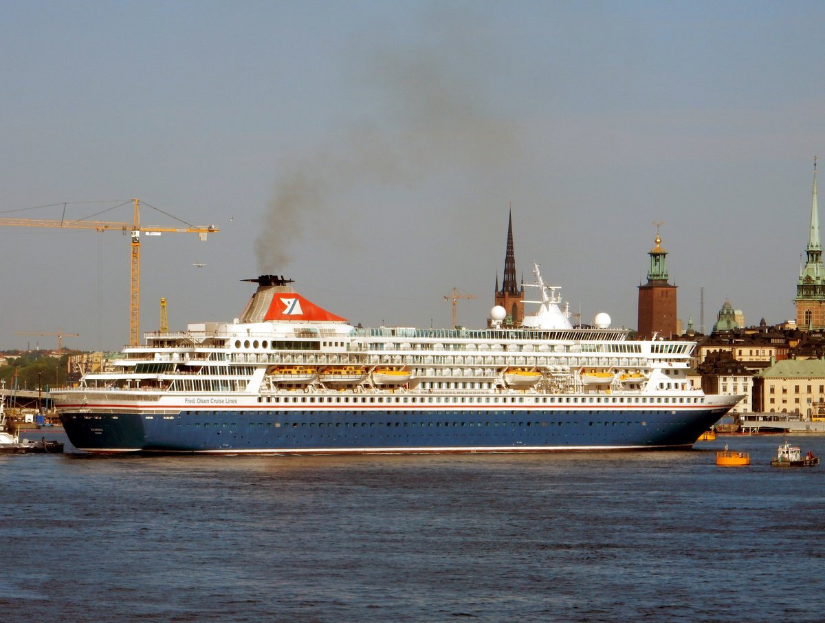 Das 218m lange Kreuzfahrtschiff BALMORAL am 12.05.18 eingehend Stockholm.