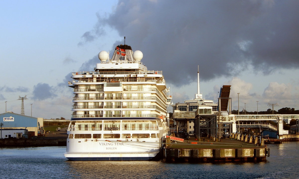 Das 228m lange Kreuzfahrtschiff VIKING STAR am 09.10.20 in Mukran