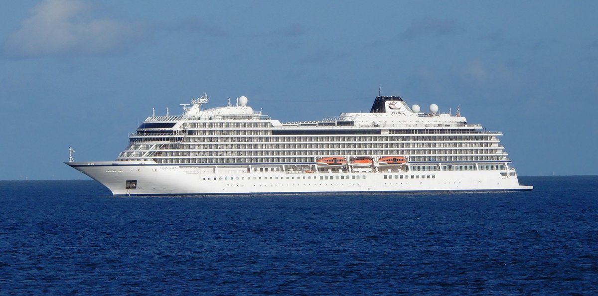 Das 228m lange Kreuzfahrtschiff VIKING SUN am 06.10.20 vor Sassnitz auf Reede