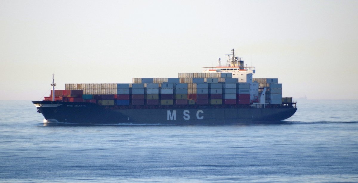 Das 237m lange Containerschiff MSC ATLANTIC am 16.05.18 auf der Ostsee im abendlichen Dunst.