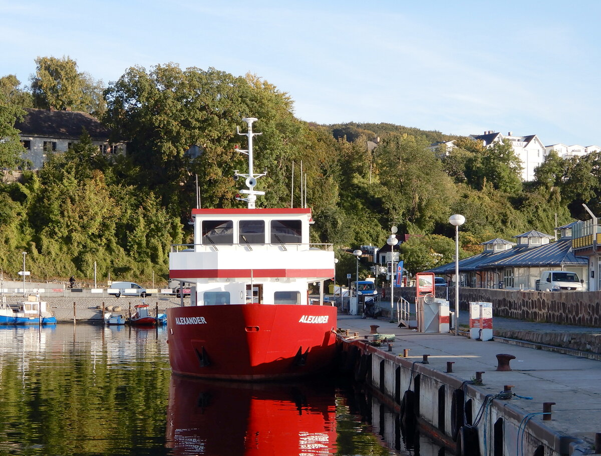 Das 23m lange Fahrgastschiff ALEXANDER am 07.10.21 an seinem Liegeplatz im Stadthafen Sassnitz.