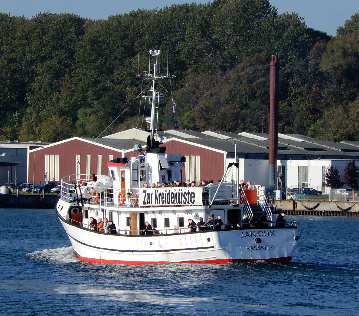 Das 24m lange Fahrgastschiff JAN CUX am 07.10.21 in Sassnitz