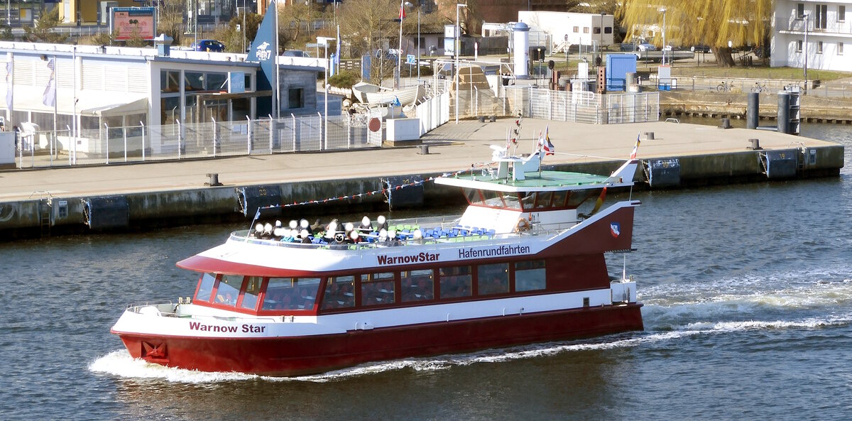 Das 24m lange Fahrgastschiff WARNOWSTAR am 07.03.24 in Rostock