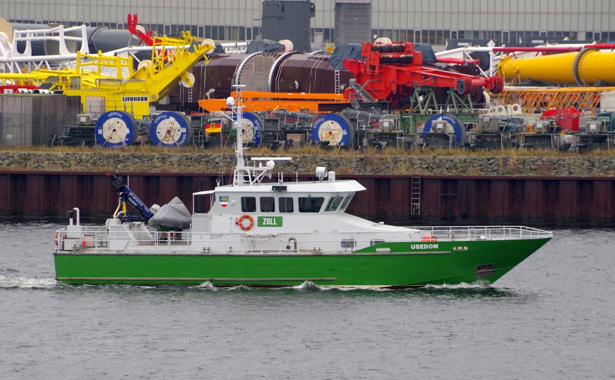 Das 24m lange Zollschiff Usedom am 10.11.17 in Rostock