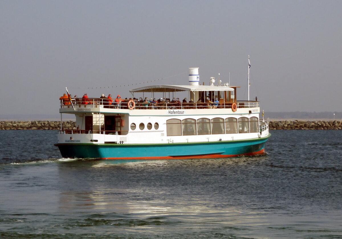 Das 26m lange Fahrgastschiff SELENE am 25.03.22 in Warnemünde