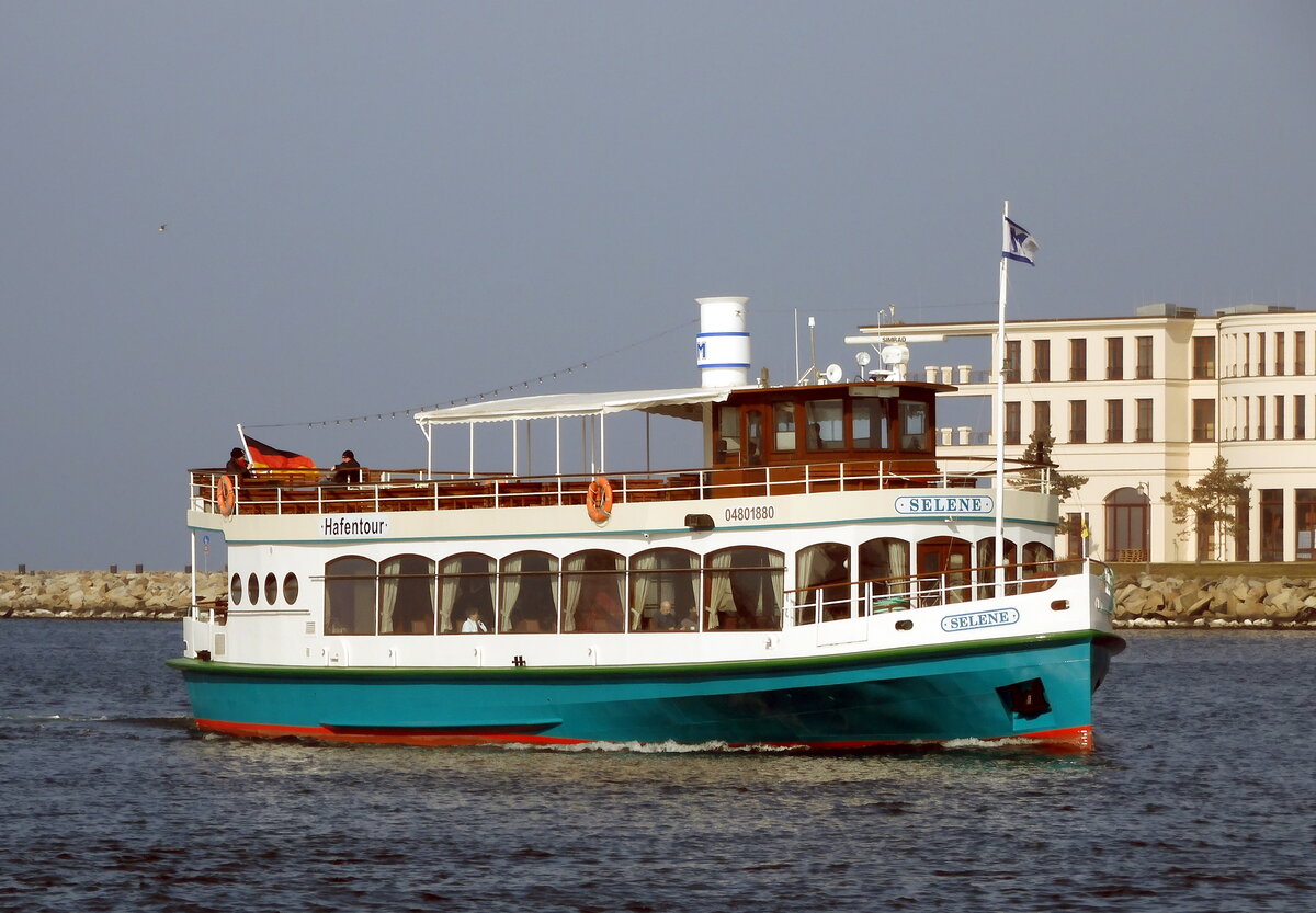 Das 26m lange Fahrgastschiff SELENE am 25.03.22 in Warnemünde