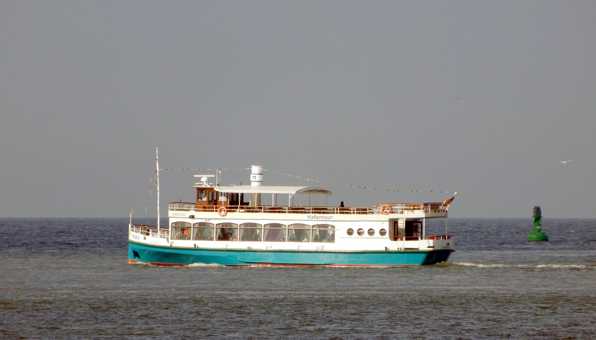 Das 26m lange Fahrgastschiff SELENE am 06.03.24 in Rostock.