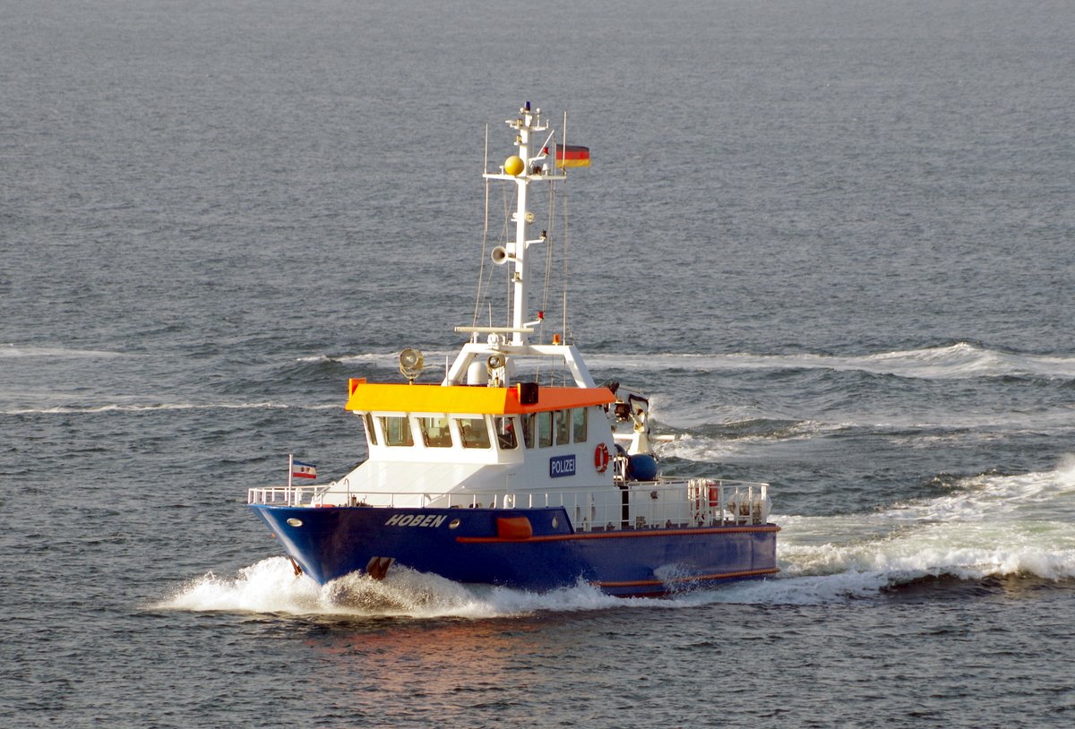 Das 26m lange Patrouillenschiff HOBEN der WSP M-V am 07.11.18 vor der Zufahrt zum Seekanal Rostock