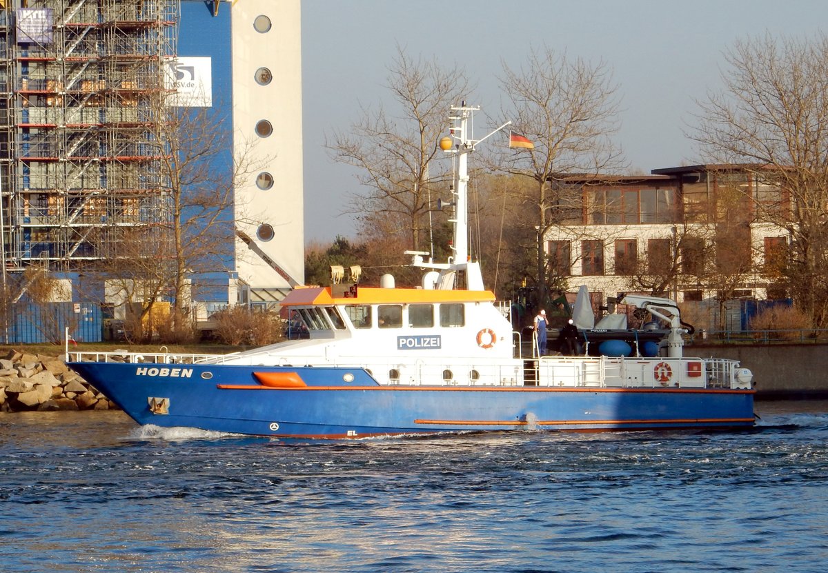 Das 26m lange Polizeiboot Hoben am 06.11.18 im Seekanal Rostock.