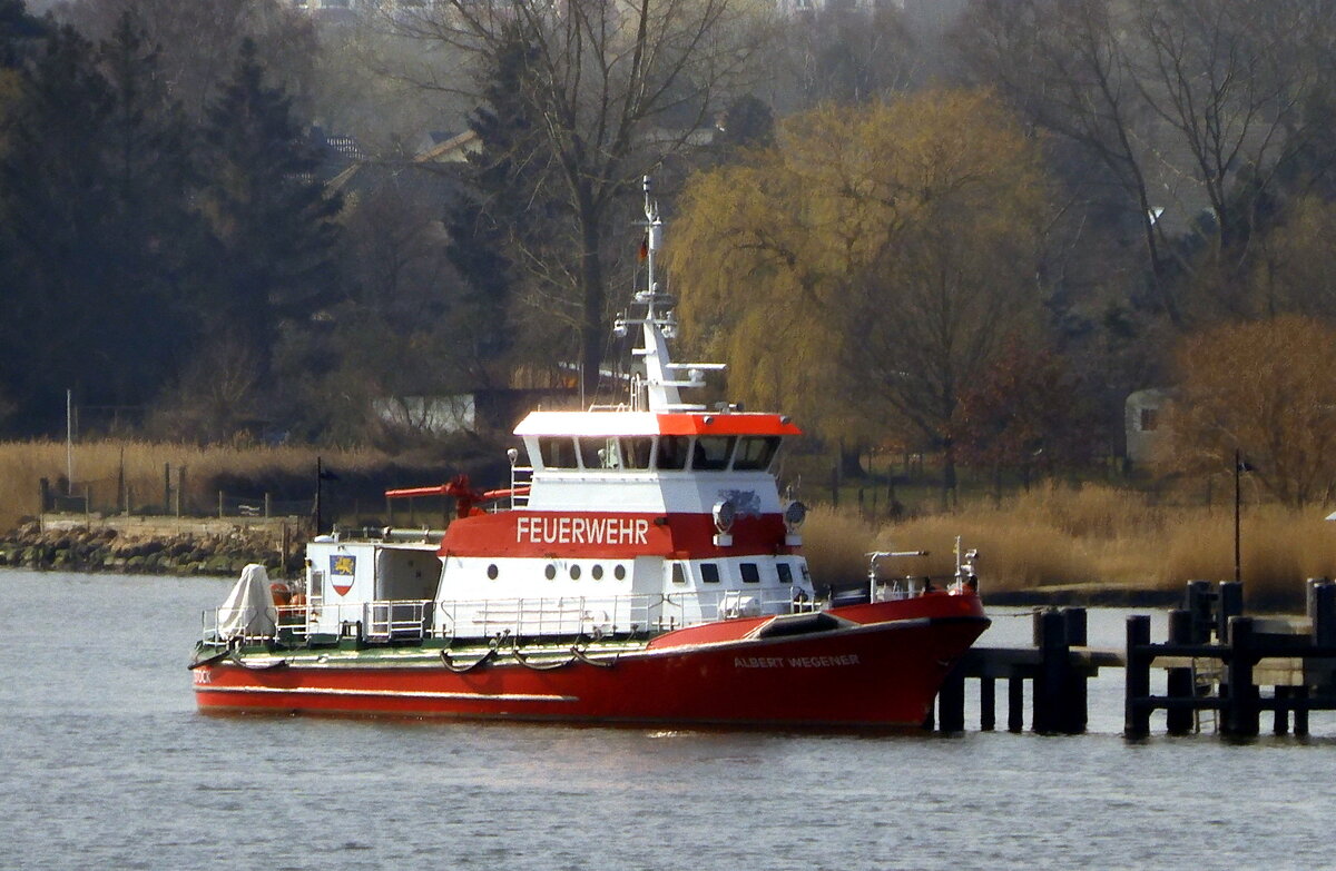 Das 27m lange Feuerwehrboot ALBERT WEGENER am 24.03.22 in Rostock