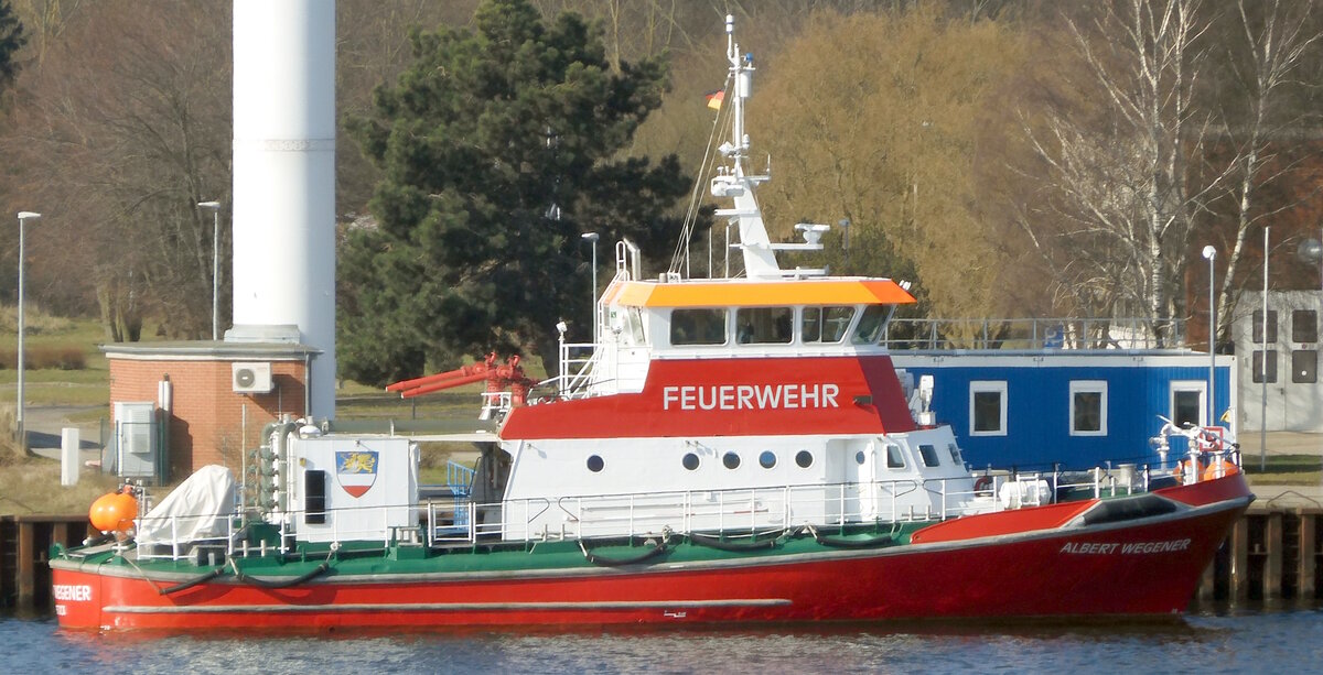 Das 27m lange Feuerwehrlöschboot ALBERT WEGENER am 07.04.24 in Rostock