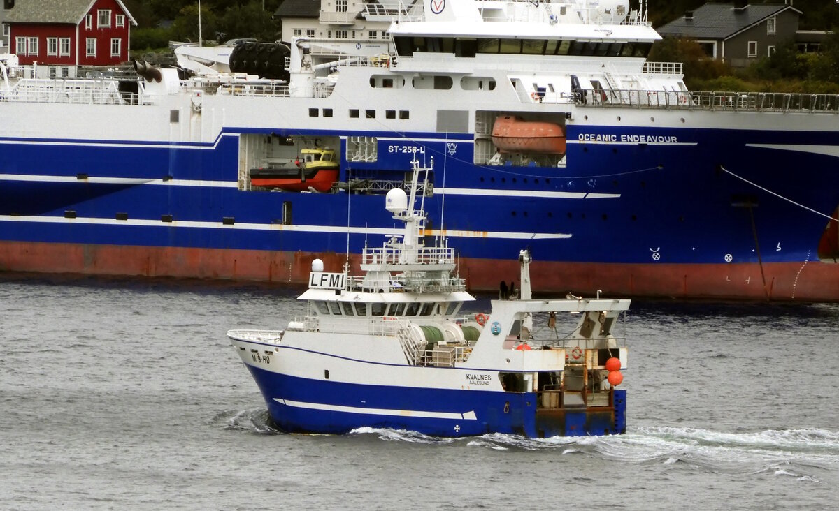 Das 28m lange Fangschiff KVALNES am 25.09.23 in Alesund