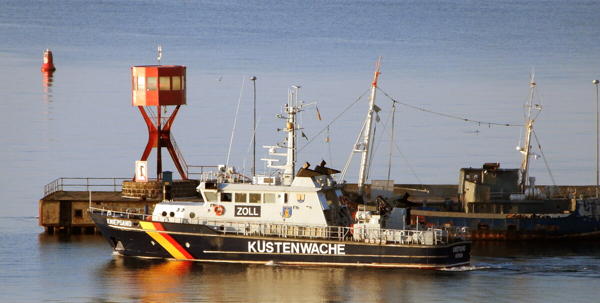 Das 28m lange Zollschiff KNIEPSAND am 07.10.21 auslaufend Sassnitz